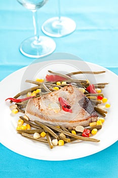 Tuna steak prepared whith vegetables