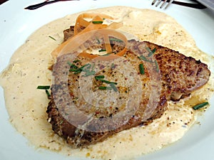 Tuna steak in white sauce