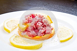 Tuna tartar with fresh salad and lemon slice