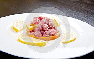 Tuna tartar with fresh salad and lemon slice
