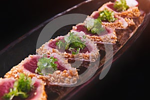 Tuna tataki arranging in the long dish