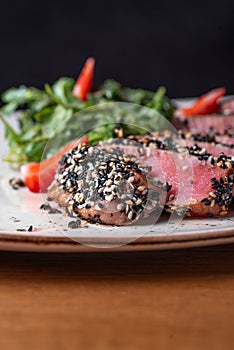 Tuna tataki in sesame with quinoa and spinach