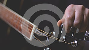 Tuning guitar strings