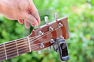 Tuning guitar strings notes