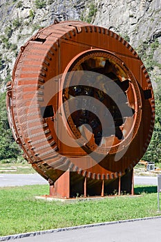 Tunnel boring machine