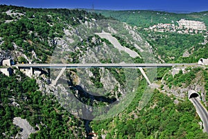 Túnel a puente a través de canón en Croacia 