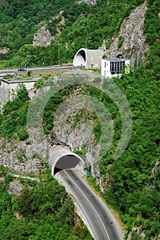 Túnel a puente a través de canón en Croacia 