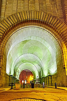Tunnel under the Brooklyn bridge
