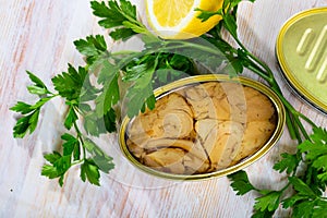 Tunny in oil with parsley and lemon