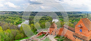 Castillo a un rio el valle en Letonia 
