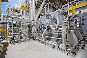 Turbine gas compressor of oil and gas processing platform