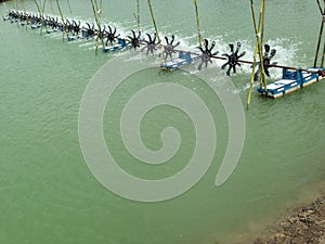 Turbine rotates the surface to increase oxygen in fish pond and shrimp pond. Turbine and shrimp farming techniques. Water oxygen g