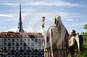 Torino nonna statua possesso calice 