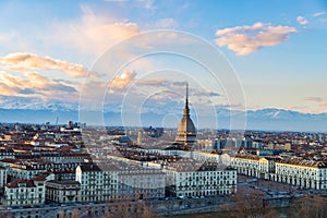 Turín na západ slnka., panoráma mesta krtek cez mesto. scénický farbistý svetlo a 