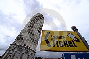 Turism in Italy, Pissa tower signs and posts