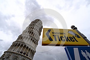 Turism in Italy, Pissa tower signs and posts