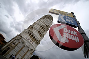 Turism in Italy, Pissa tower signs and posts