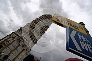 turism in Italy, Pissa tower signs and posts