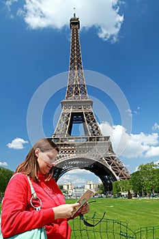 A turist near Tour Eiffel