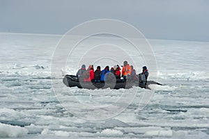 Turistas atrapado en el hielo antartico photo