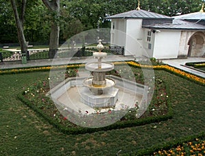 Turkey, Istanbul, Cankurtaran, Topkapi Palace No:1, 34122 Fatih, fountain pool in Tulip Garden