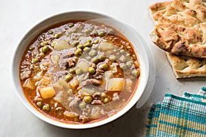 Turco comida verde guisantes carne guisada  al vapor 