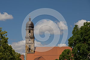 Turm und Dach der Basilika St. Martin, Wahrzeichen von Amberg in der Oberpfalz, Bayern, Sonne, blauer Himmel
