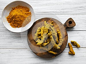 Turmeric powder and dry roots