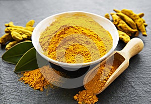 Turmeric powder and dry roots