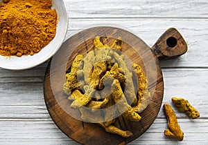 Turmeric powder and dry roots