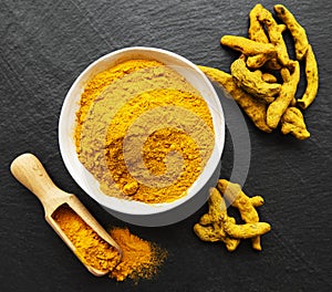 Turmeric powder and dry roots