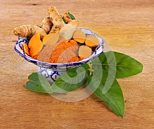 Turmeric powder and leaves