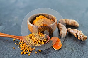 Turmeric powder and turmeric roots and slices
