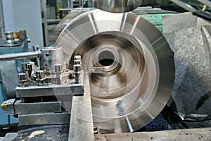 Turning work on the machine, processing of the inner surface with a mechanical cutter on a long mandrel