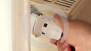 Turns on the heating thermostat. Manual temperature adjustment on the heating radiator thermostat,