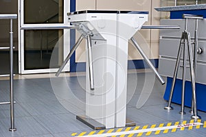 Turnstile turntable