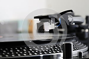 Turntable and its cartridge