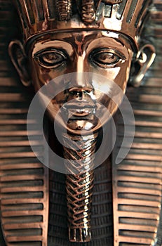 Tutankhamun death mask statue