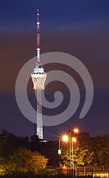 Televisión la Torre noche escena en la ciudad 