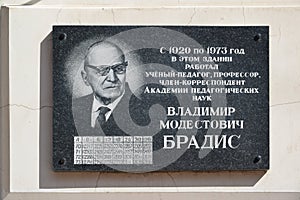 Tver, russia - may. 07.2017. Memorial plaque to professor of pedagogical sciences Vladimir Bradis on wall of house