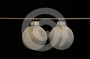 twee kerstballen photo