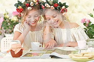 Tweenie girls in wreaths with magazine