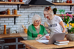 Twenty-years-old girl describing elderly woman main points of agreement