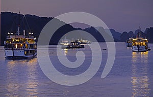 twilight cruise ships in Halong bay