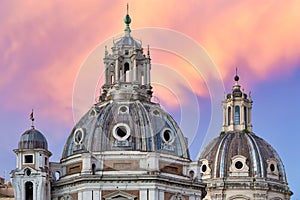 Gemello cupola sul tramonto 