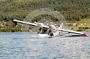 Twin-engine light hydroplane