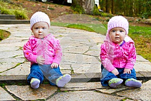 Dvojča dievčatá v ružový 