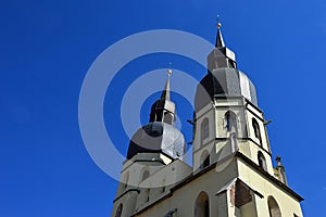Dvojica gotických veží katedrály svätého mikuláša v Trnave, západné slovensko, pohľad z juhozápadnej strany