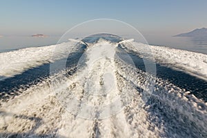 Twin propeller speed boat wake