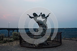 Statue on the rim of Snake river canyon